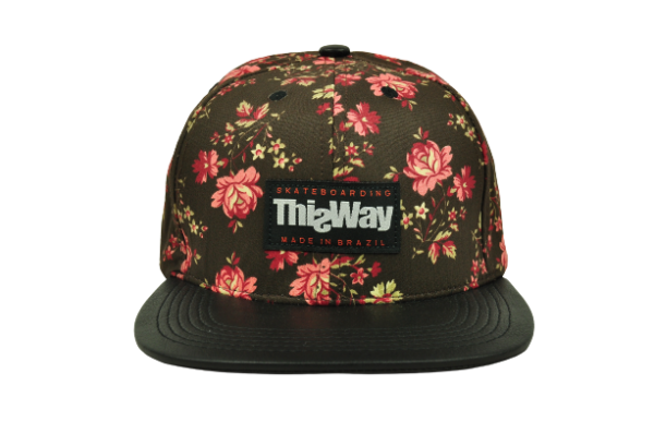 BONÉ SNAPBACK FLORAL PRETO ABA COURO